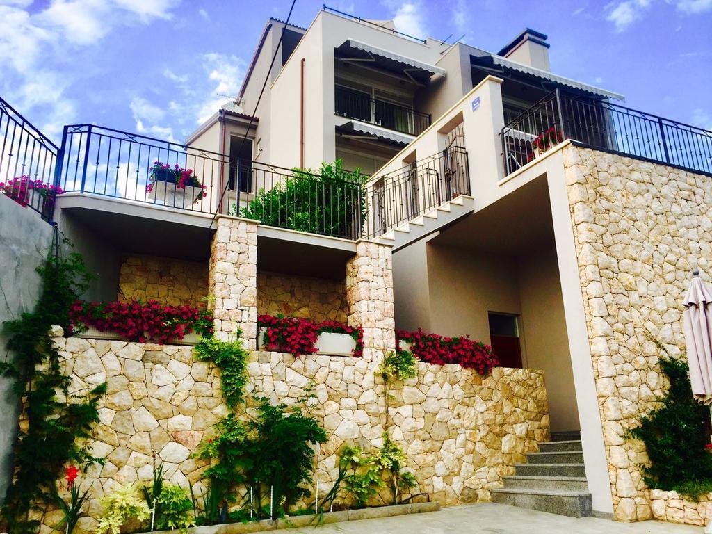 Apartments Villa Manda Novi Vinodolski Buitenkant foto